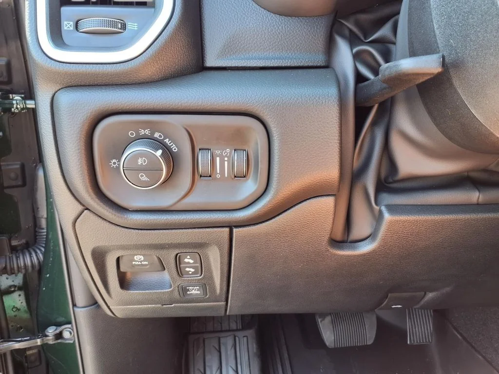 New 2027 Serrano-Green Metallic Exterior Paint RAM Laramie image 12