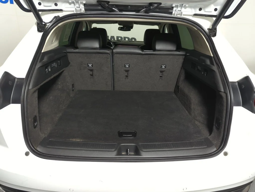 Used 2023 Summit White Buick Essence image 18