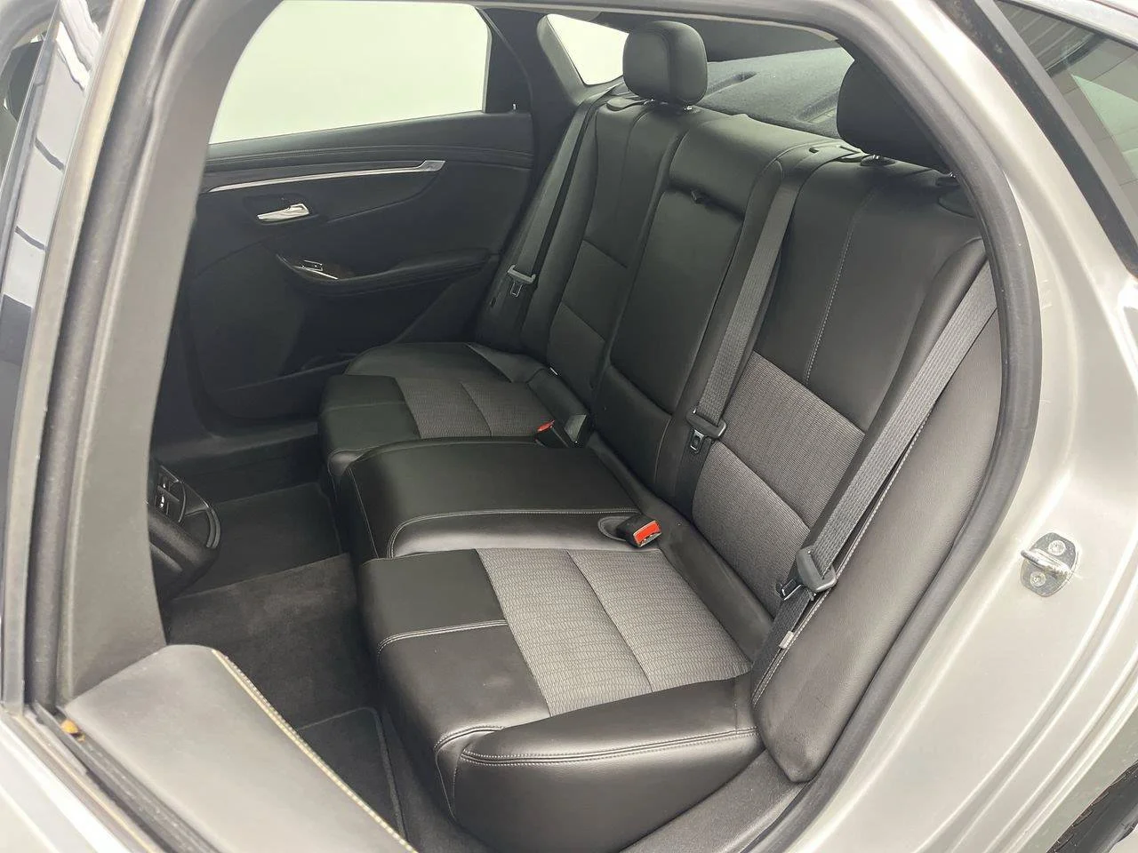 Used 2015 SILVER ICE METALLIC Chevrolet LT image 10