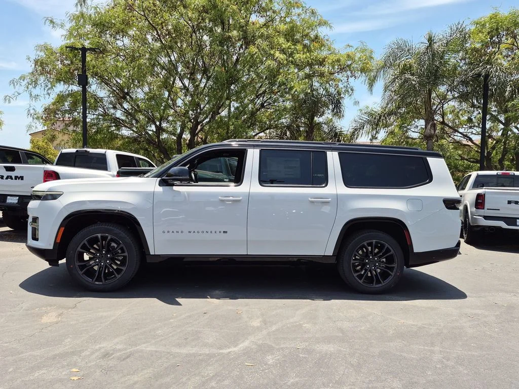 New 2026 Bright White Clear-Coat Exterior Paint Jeep Summit Reserve image 7