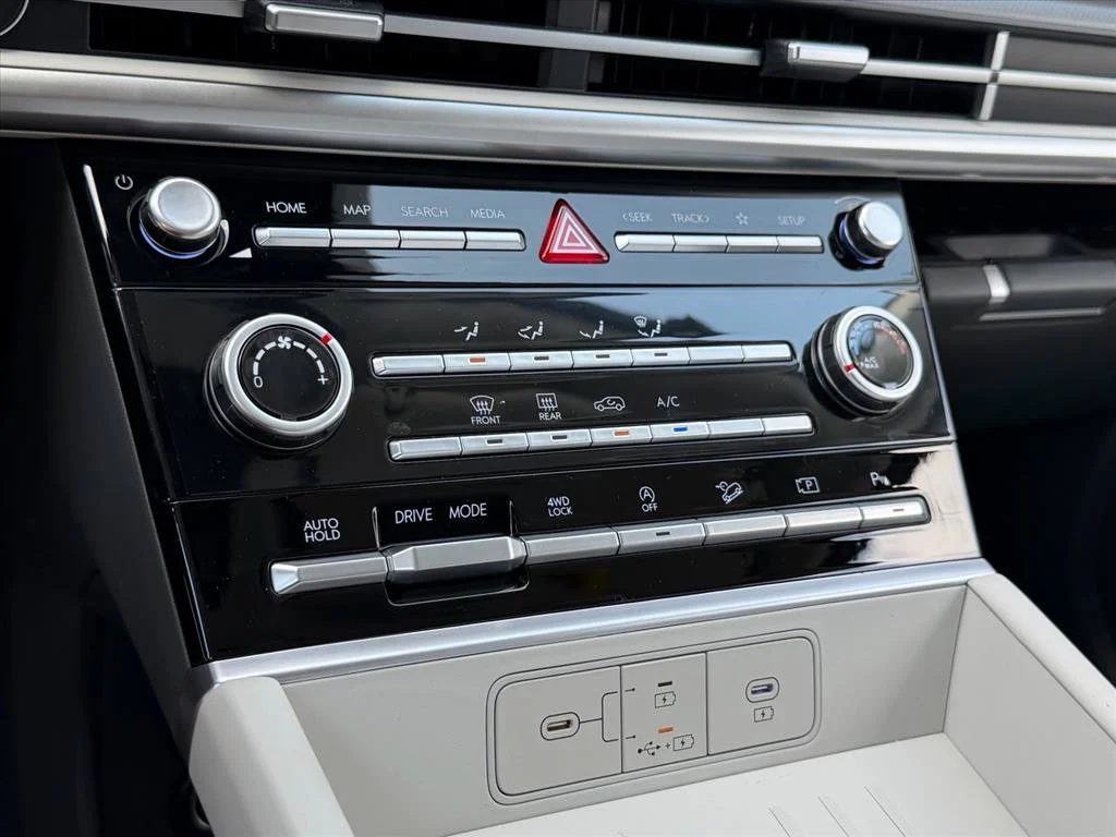 Used 2027 White Hyundai SE image 21