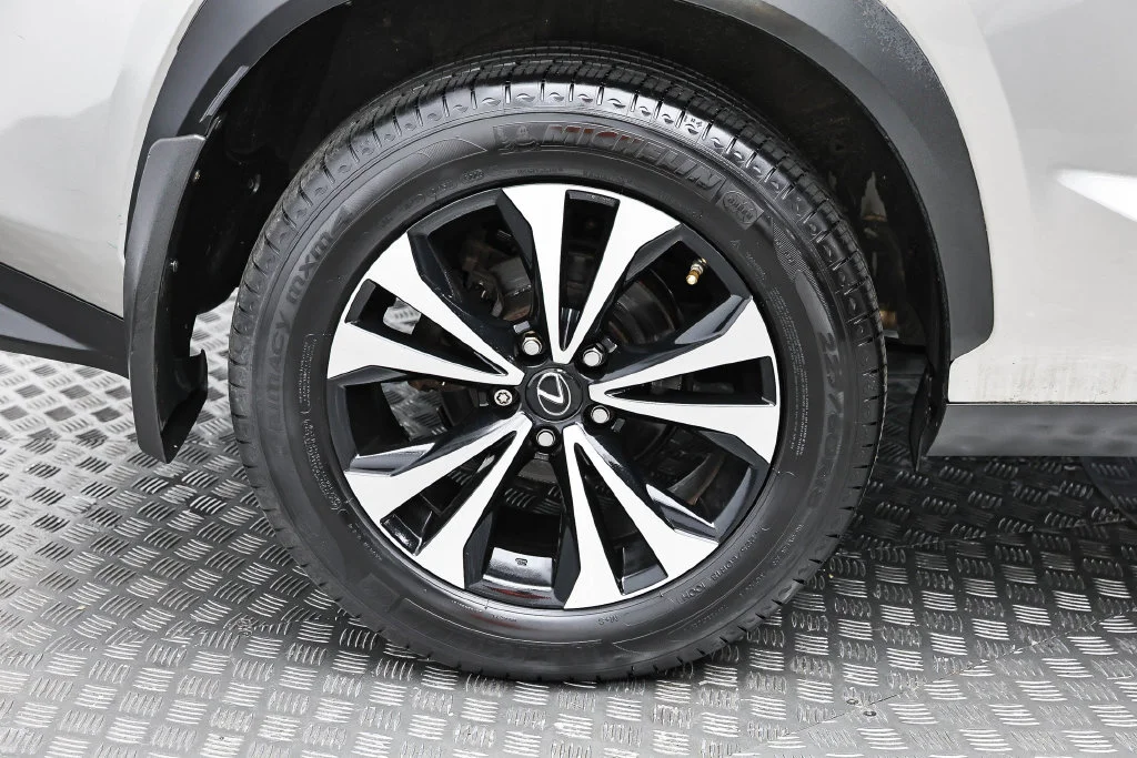 Used 2018  Lexus  image 27