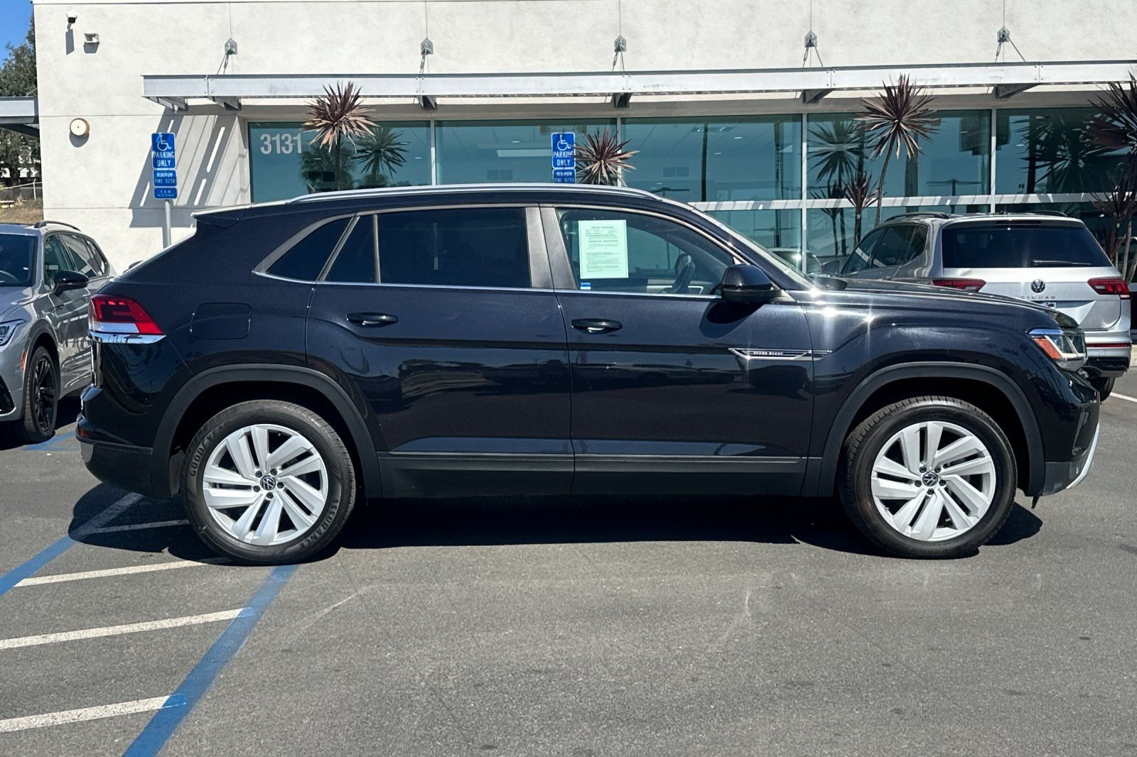 Certified Used 2022 Deep Black Pearl Volkswagen 3.6L V6 SE w/Technology image 3