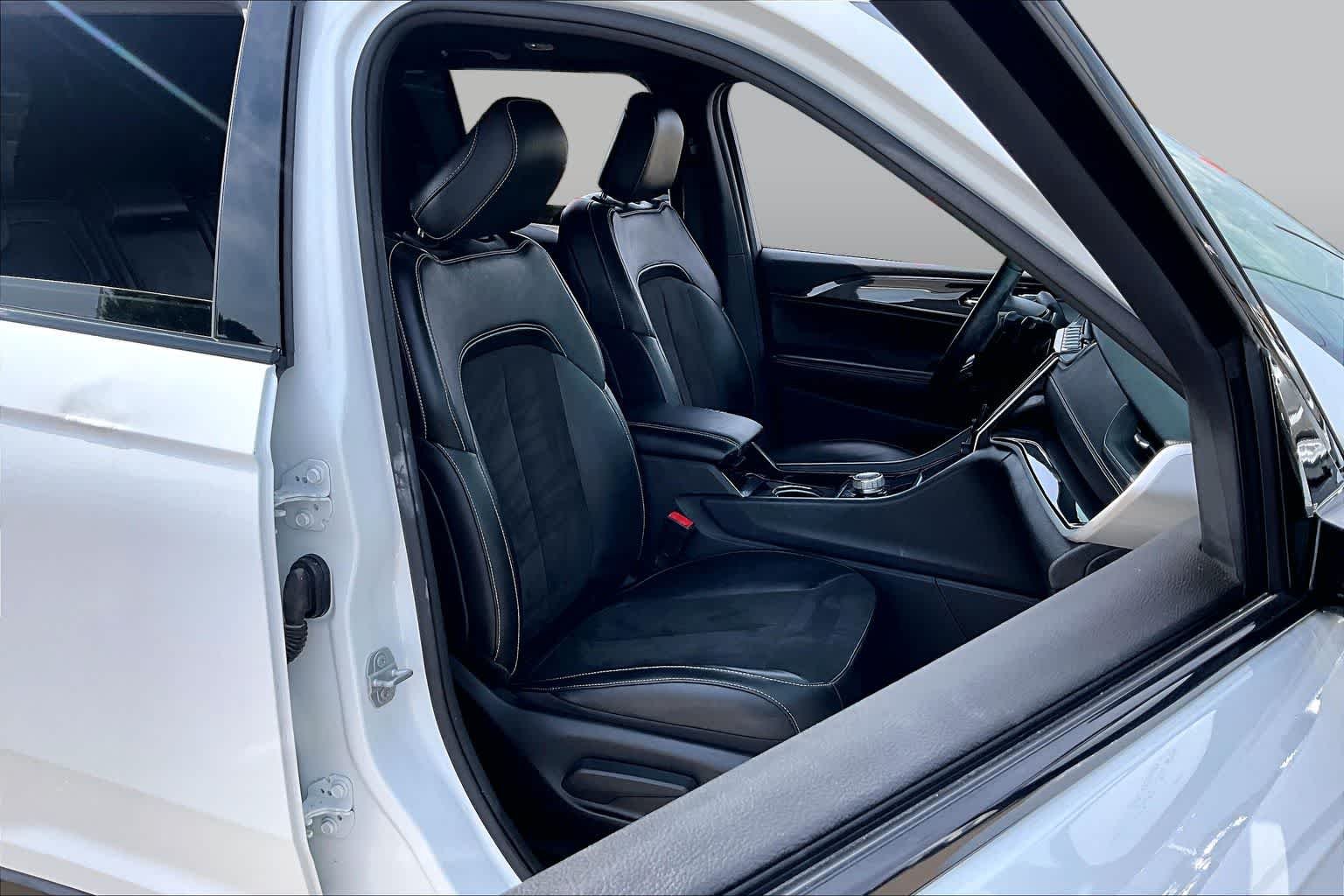 Used 2022 Bright White Clearcoat Jeep Altitude image 9