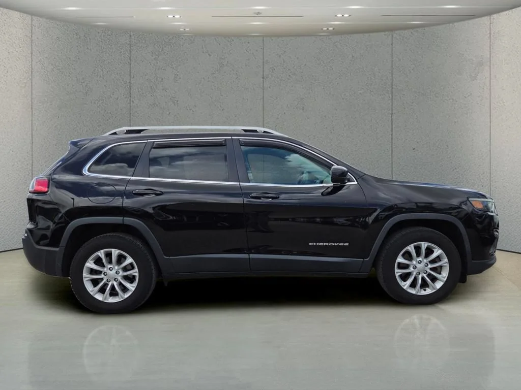Certified Used 2019 Diamond Black Crystal Pearlcoat Jeep Latitude image 2