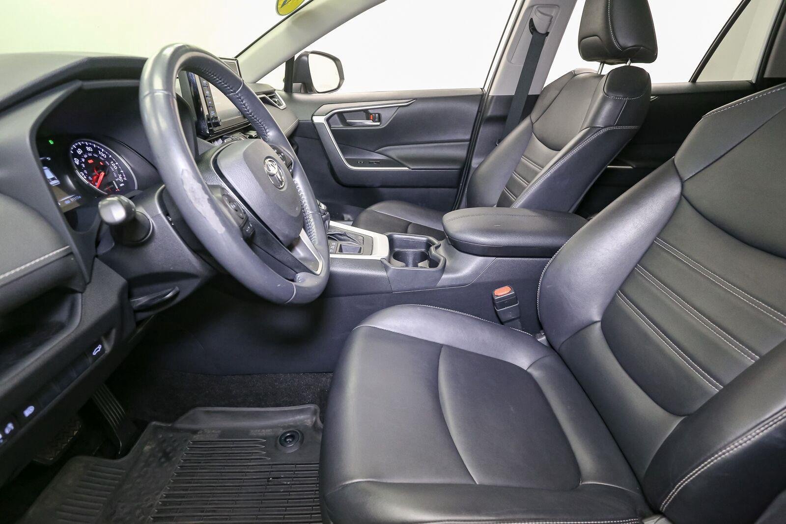 Used 2019 Super White Toyota XLE Premium image 45