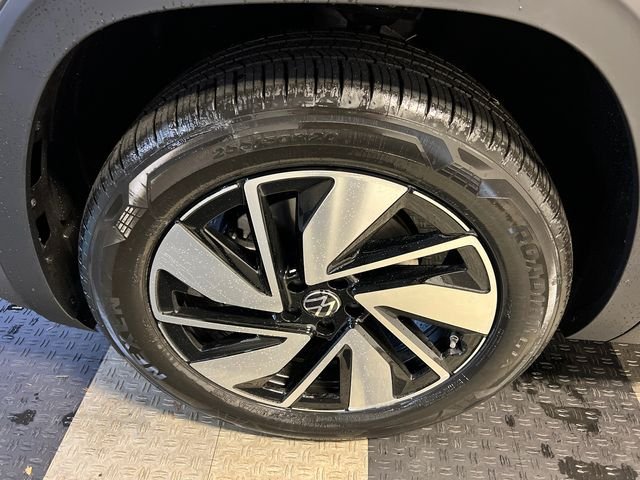 New 2026 Silver Volkswagen 2.0T SE w/Technology image 9