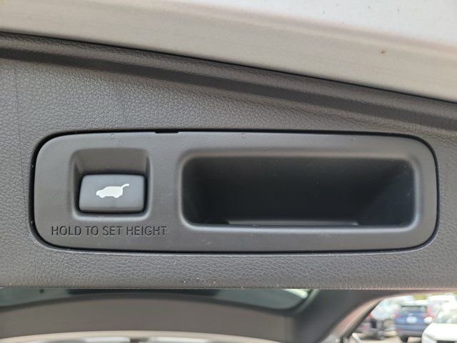 Used 2018 Lunar Silver Metallic Honda Touring image 13