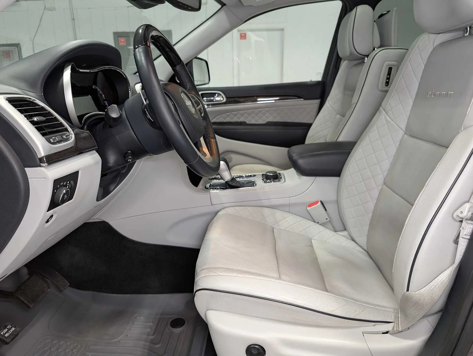 Used 2018 Granite Crystal Metallic Clearcoat Jeep Summit image 4