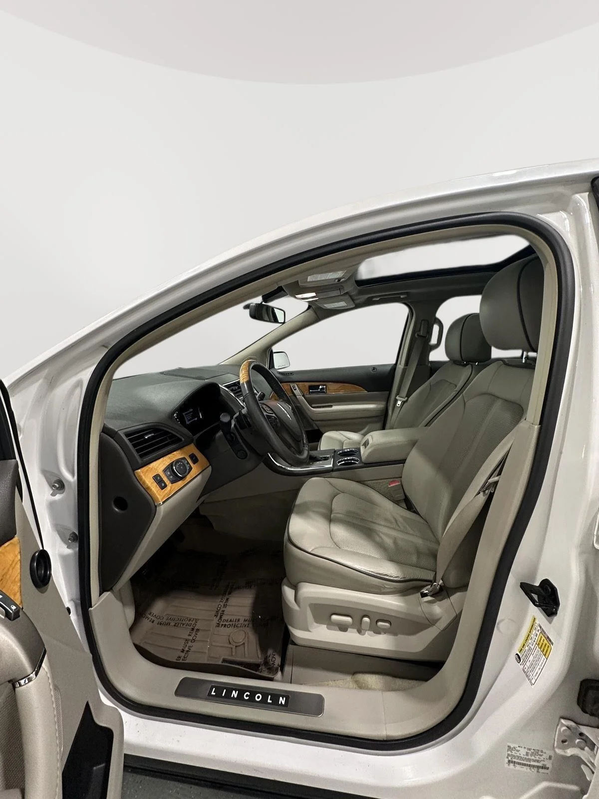 Used 2015 White Lincoln AWD image 13