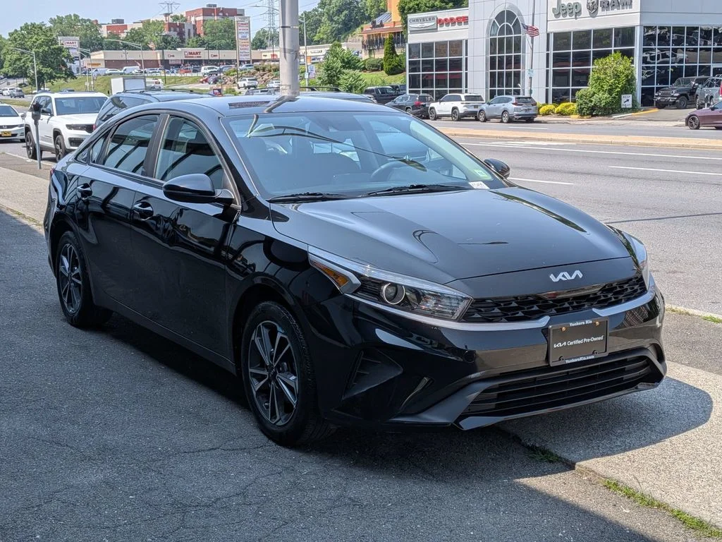 Used 2023 Black Kia LXS image 4