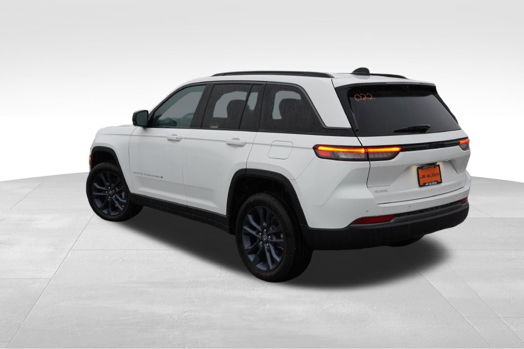 New 2026 Bright White Clear-Coat Exterior Paint Jeep Limited image 5