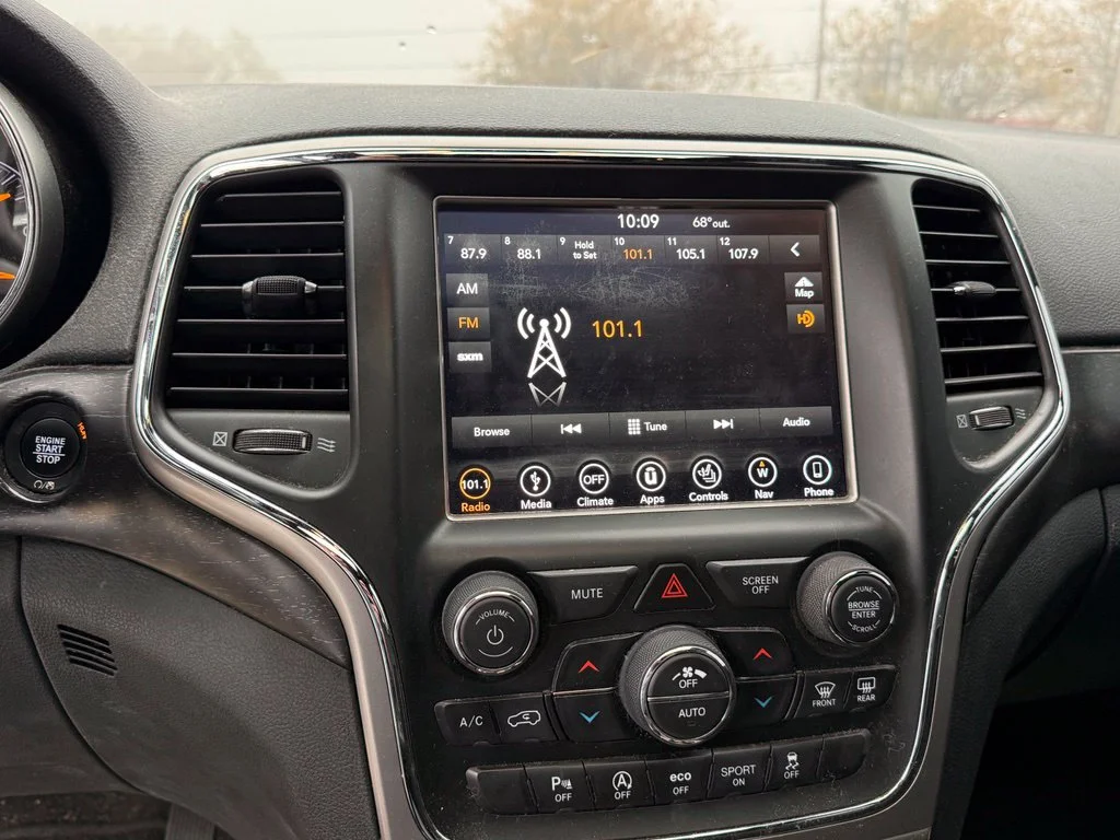 Used 2018 Silver Jeep Altitude image 19