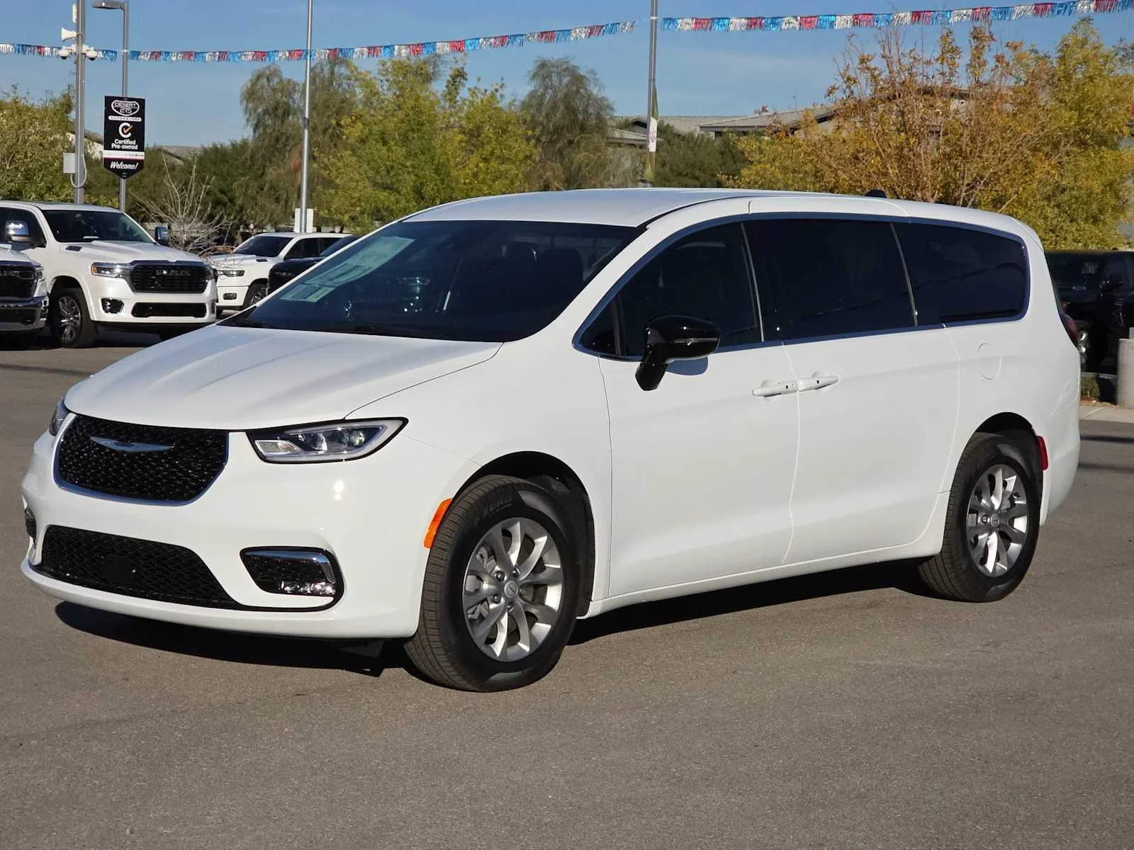 New 2026 Bright White Clear-Coat Exterior Paint Chrysler Select image 4
