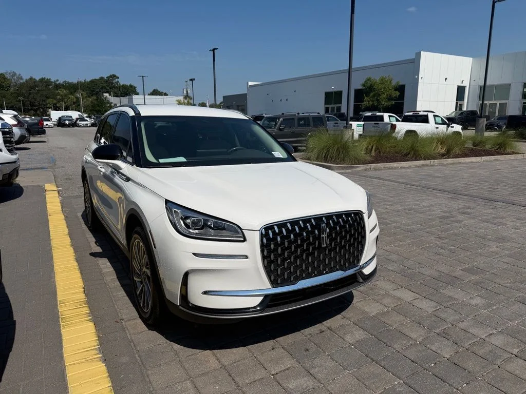 Used 2023 White Lincoln Reserve image 4