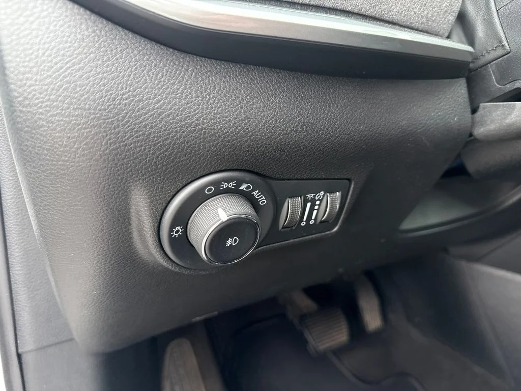 Used 2024 White/off-white Jeep Latitude image 12