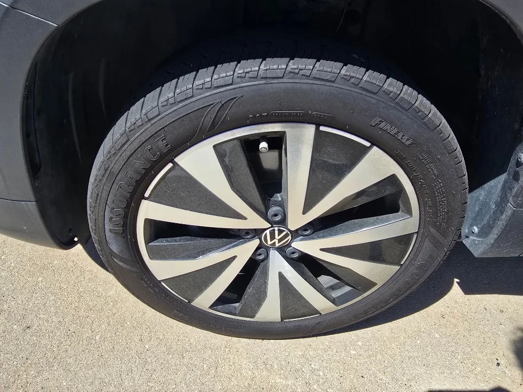 Used 2022 Platinum Gray Metallic Volkswagen SE image 10