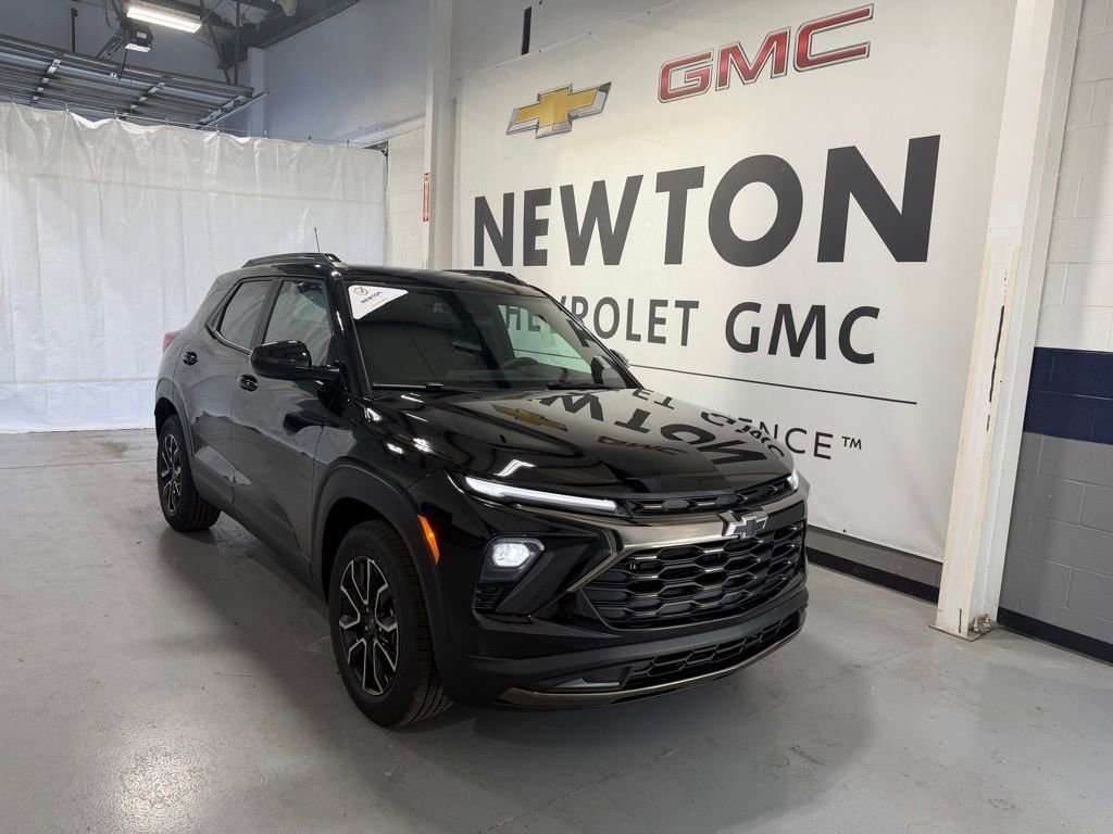 New 2026 Mosaic Black Metallic Chevrolet ACTIV image 2