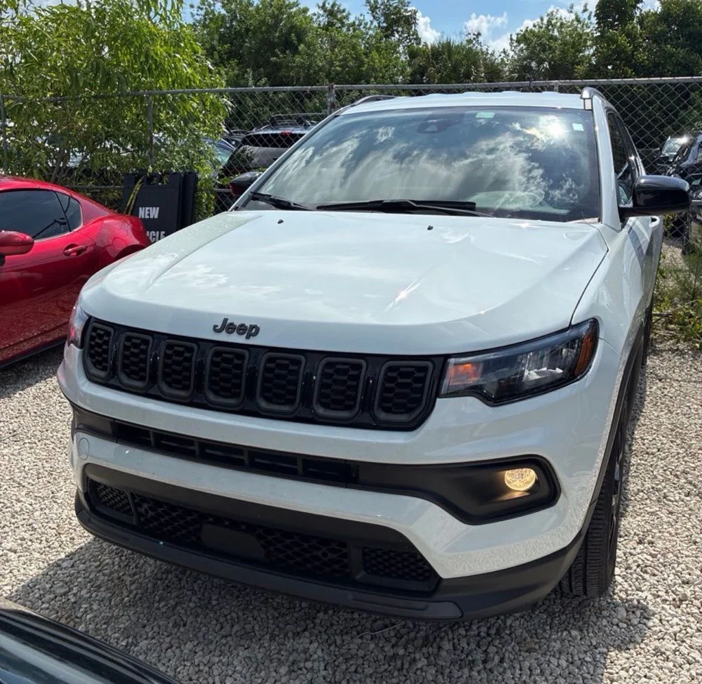 Used 2026 White Jeep Latitude image 4