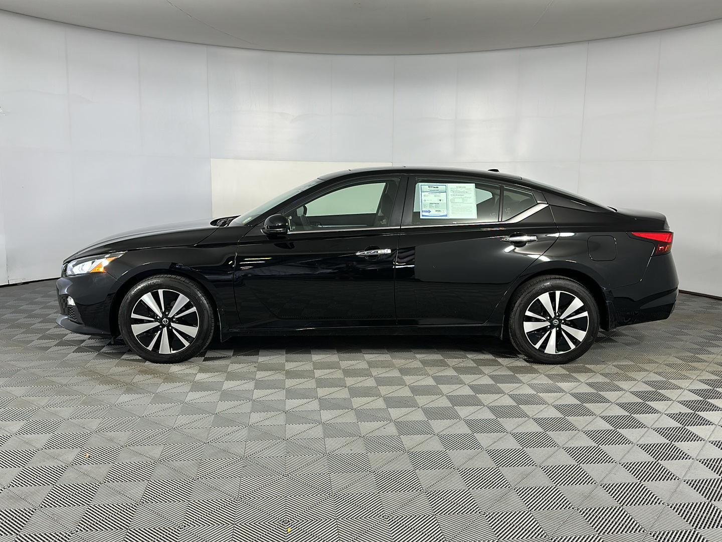 Used 2022 Super Black Nissan 2.5 SV image 6