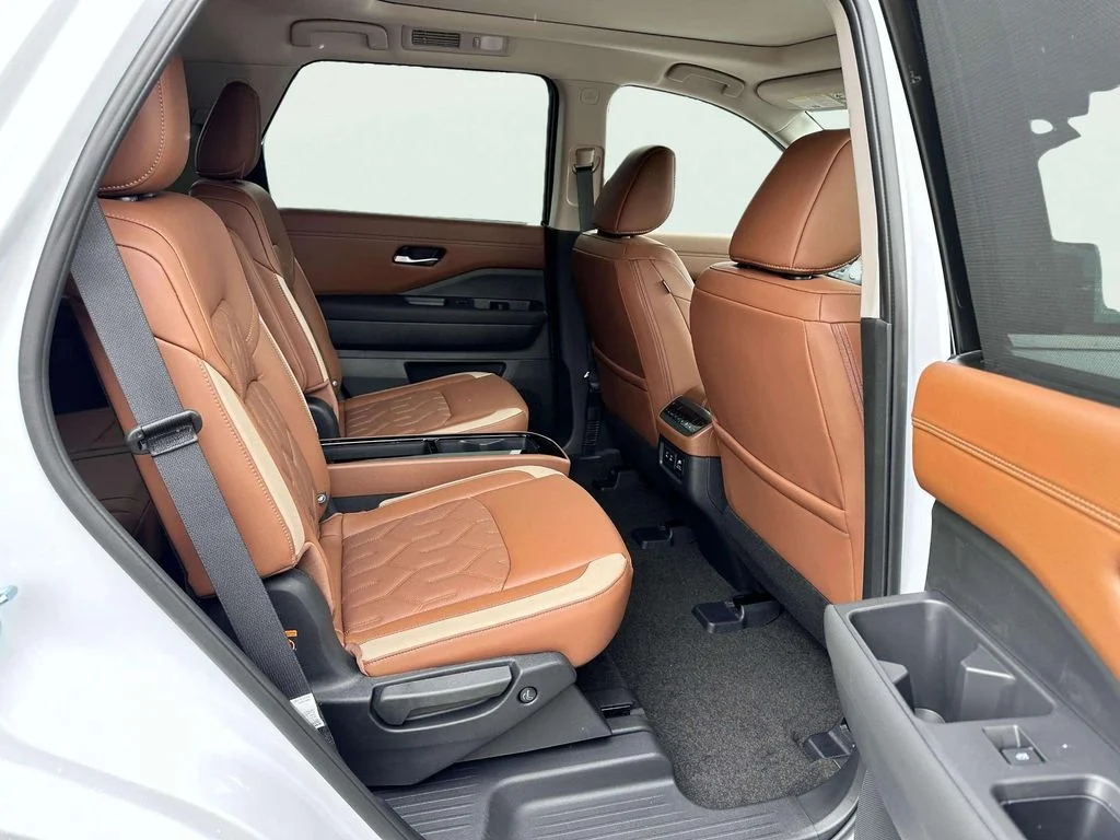 New 2026 Everest White Pearl/Black Nissan Platinum image 19