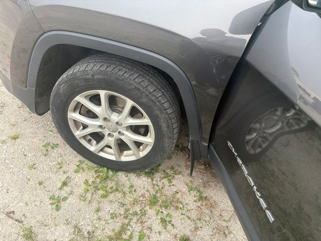 Used 2015 Gray Jeep Latitude image 15