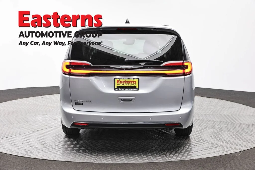 Used 2023 Silver Chrysler Touring L image 6