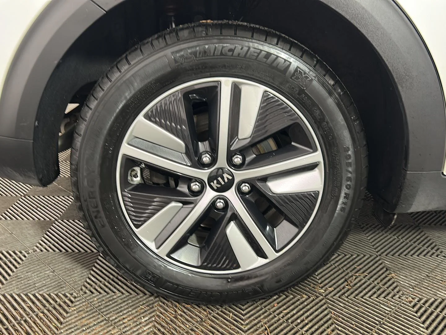 Used 2021 Snow White Pearl Kia LXS image 2