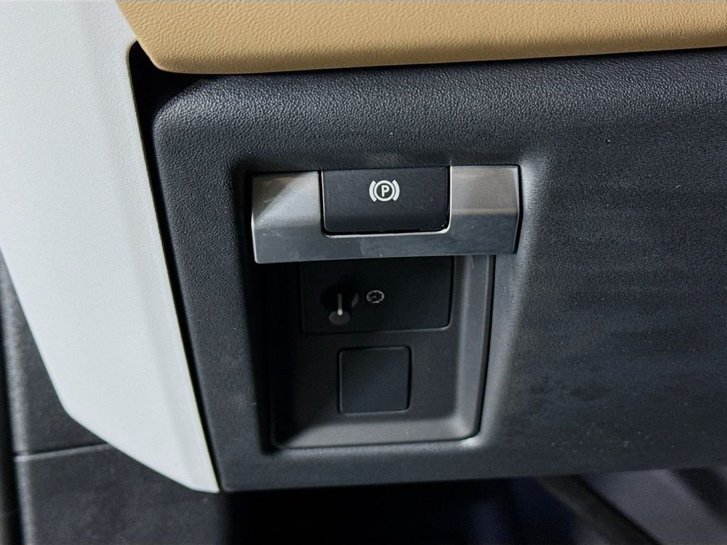 New 2026 Santorini Black Land Rover X-Dynamic SE image 11