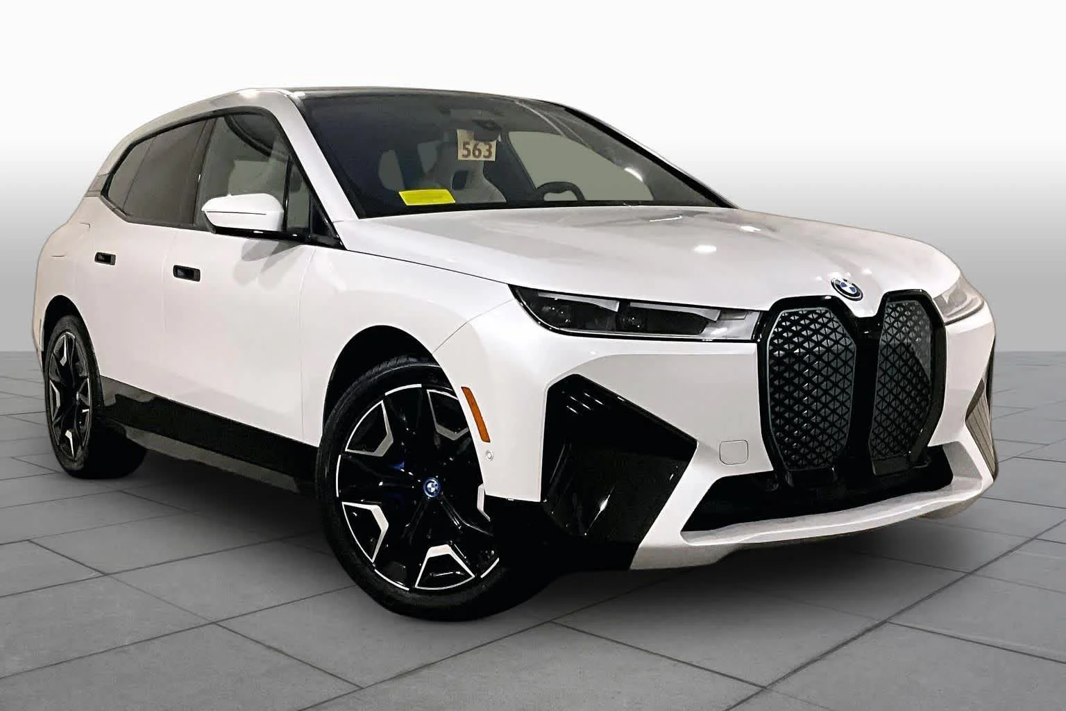 Used 2024 Mineral White Metallic BMW xDrive50 image 2