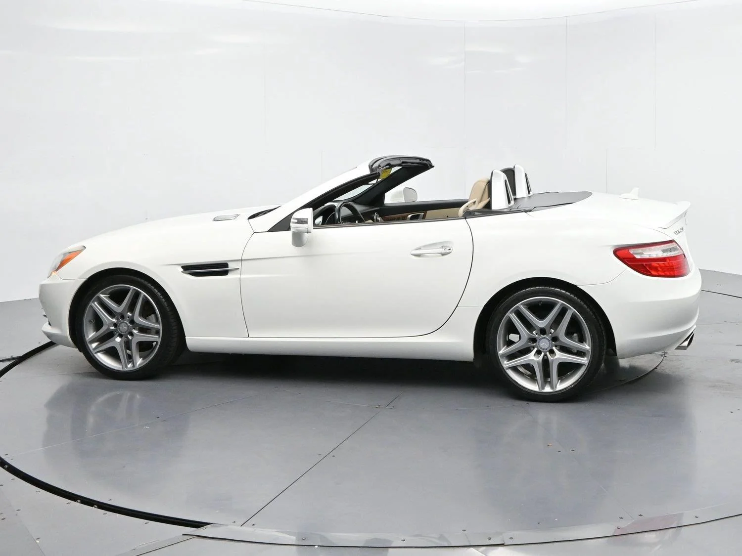 Used 2015 White Mercedes-Benz SLK 250 image 4