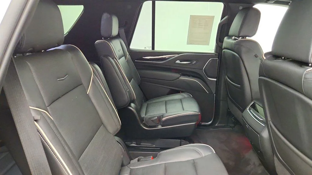 Used 2022 Crystal White Tricoat Cadillac Sport 4WD w/ Touring Pkg & Sport Performance Pkg image 26