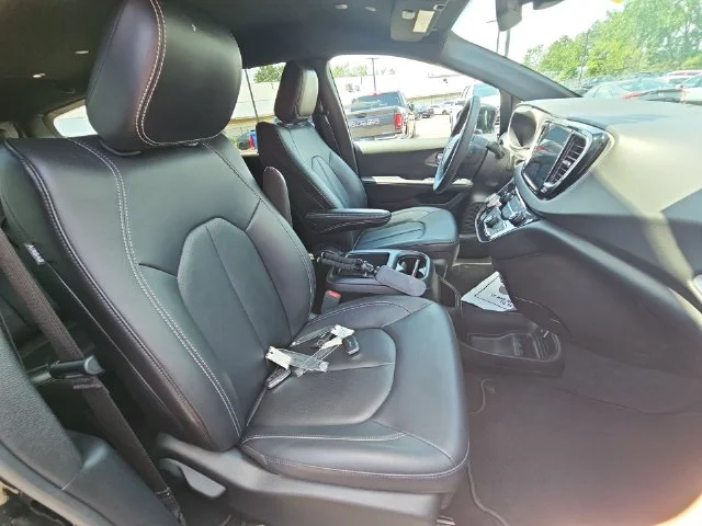 Used 2025 Black Chrysler Select image 30