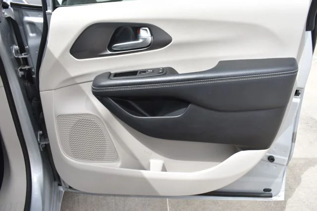 Used 2024 Silver Chrysler Touring L image 21