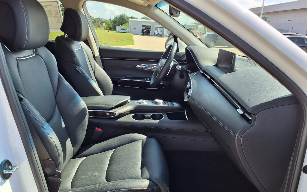 Used 2025 White Genesis 2.5T image 18
