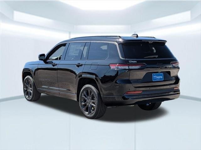New 2026 Diamond Black Crystal Pearlcoat Jeep Limited image 3