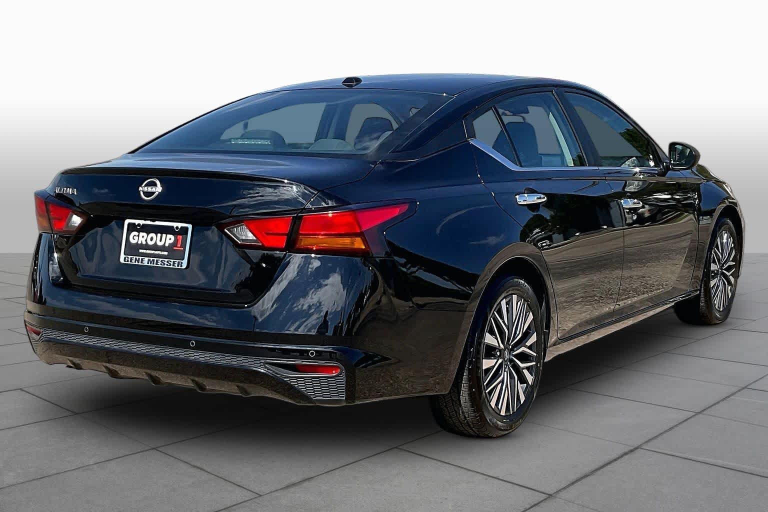 Used 2025 Super Black Nissan SV image 12