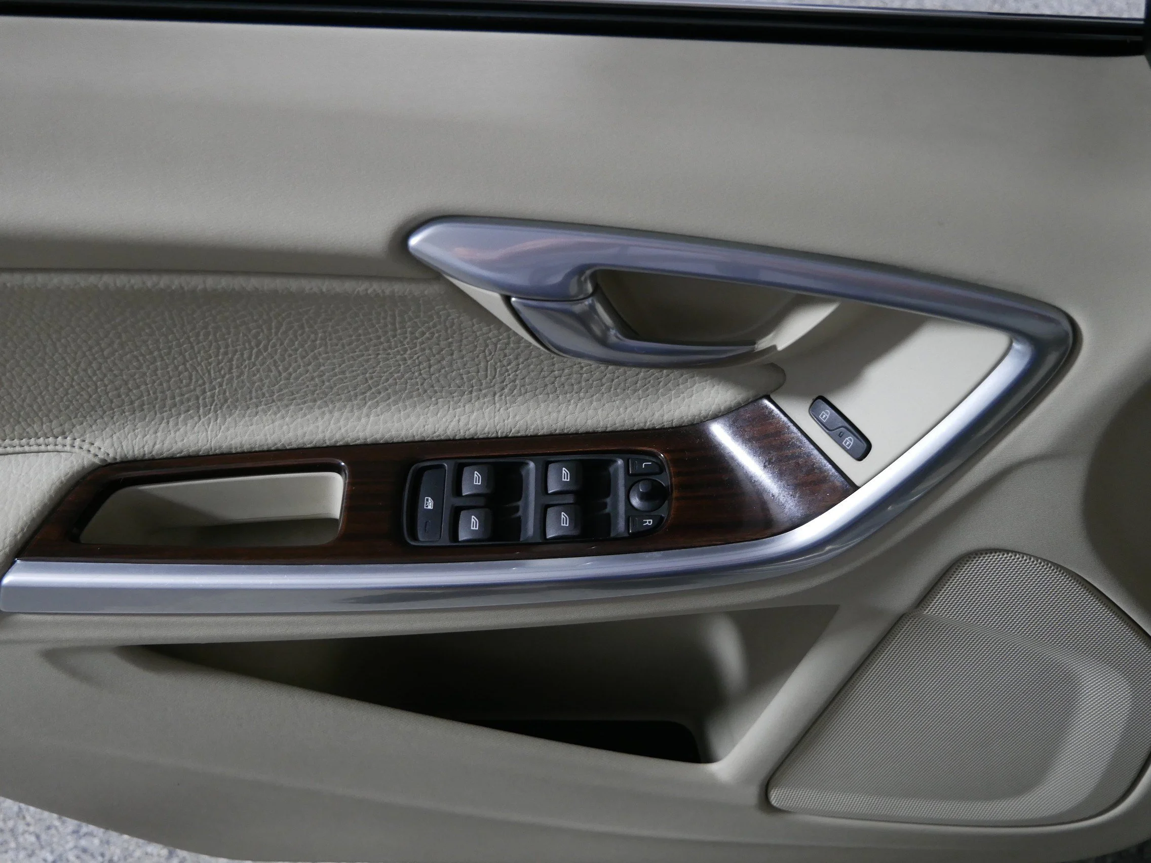 Used 2014 Seashell Metallic Volvo T5 image 19