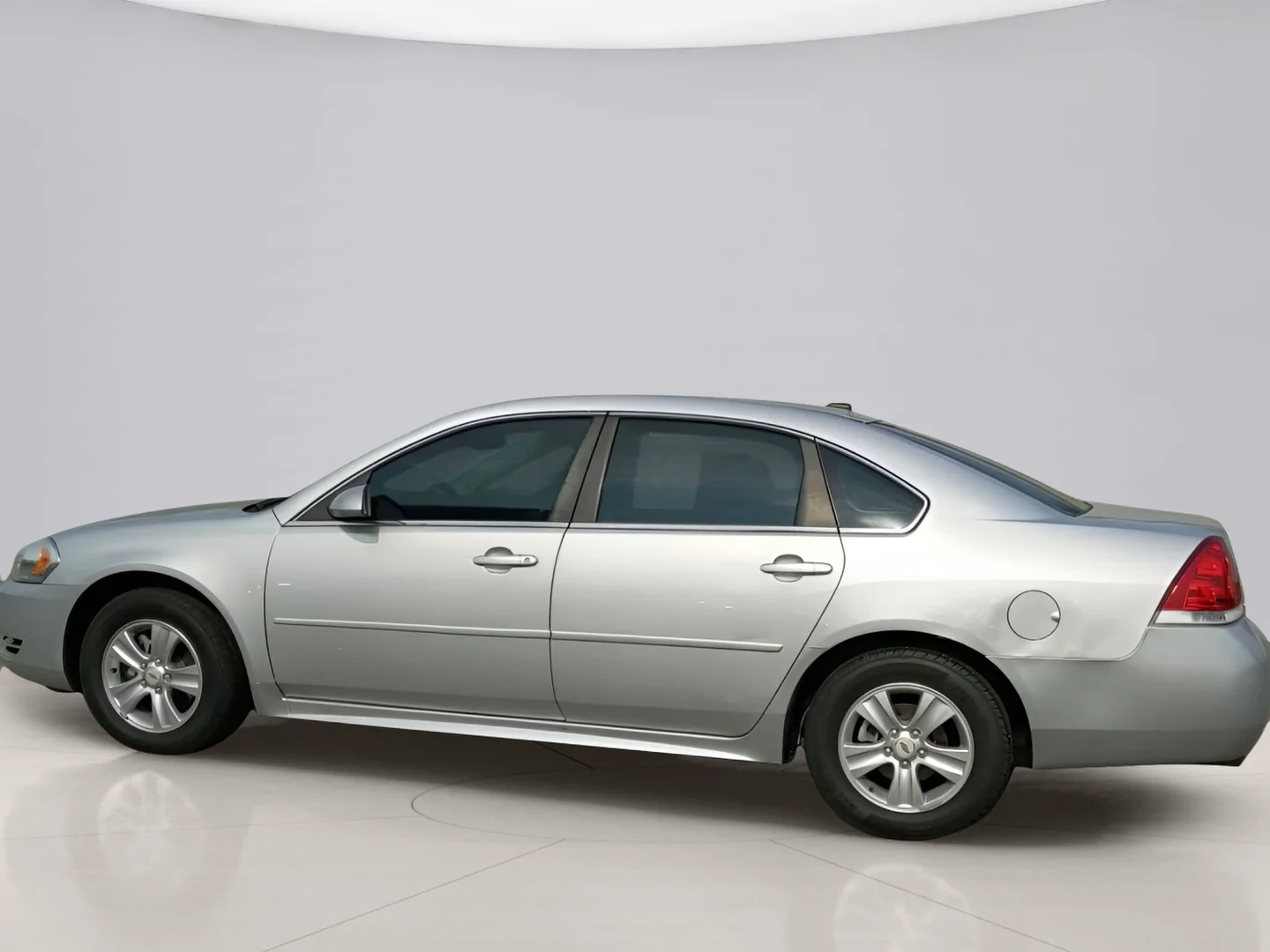 Used 2015 Silver Chevrolet LIMITED image 2