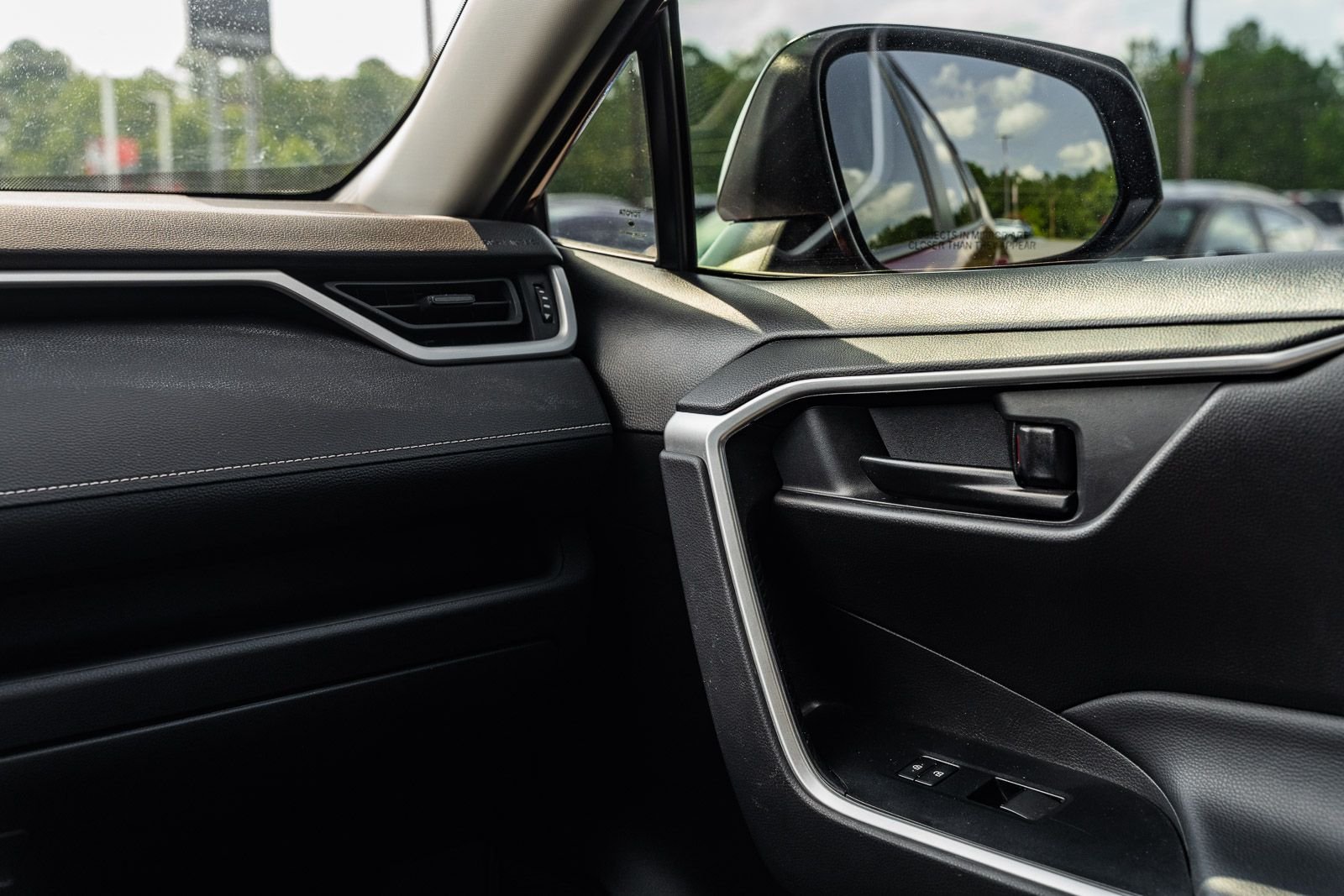2023 Toyota RAV4 LE - Photo 30