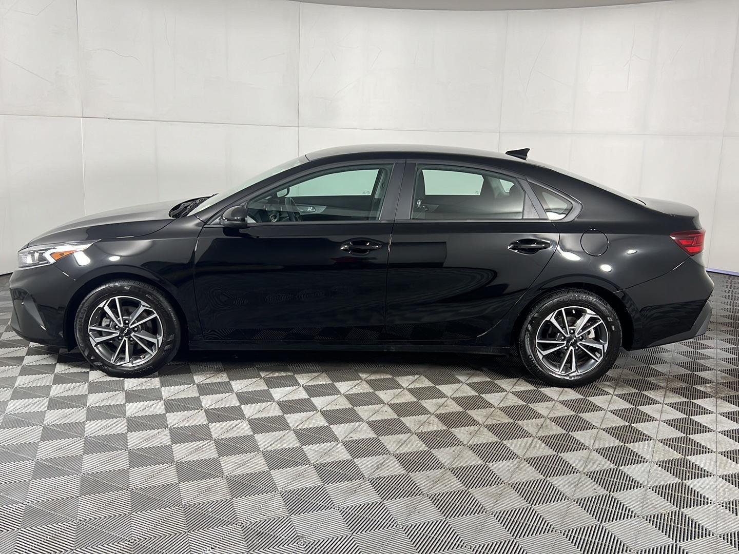 Used 2023 Aurora Black Pearl Kia LXS image 29