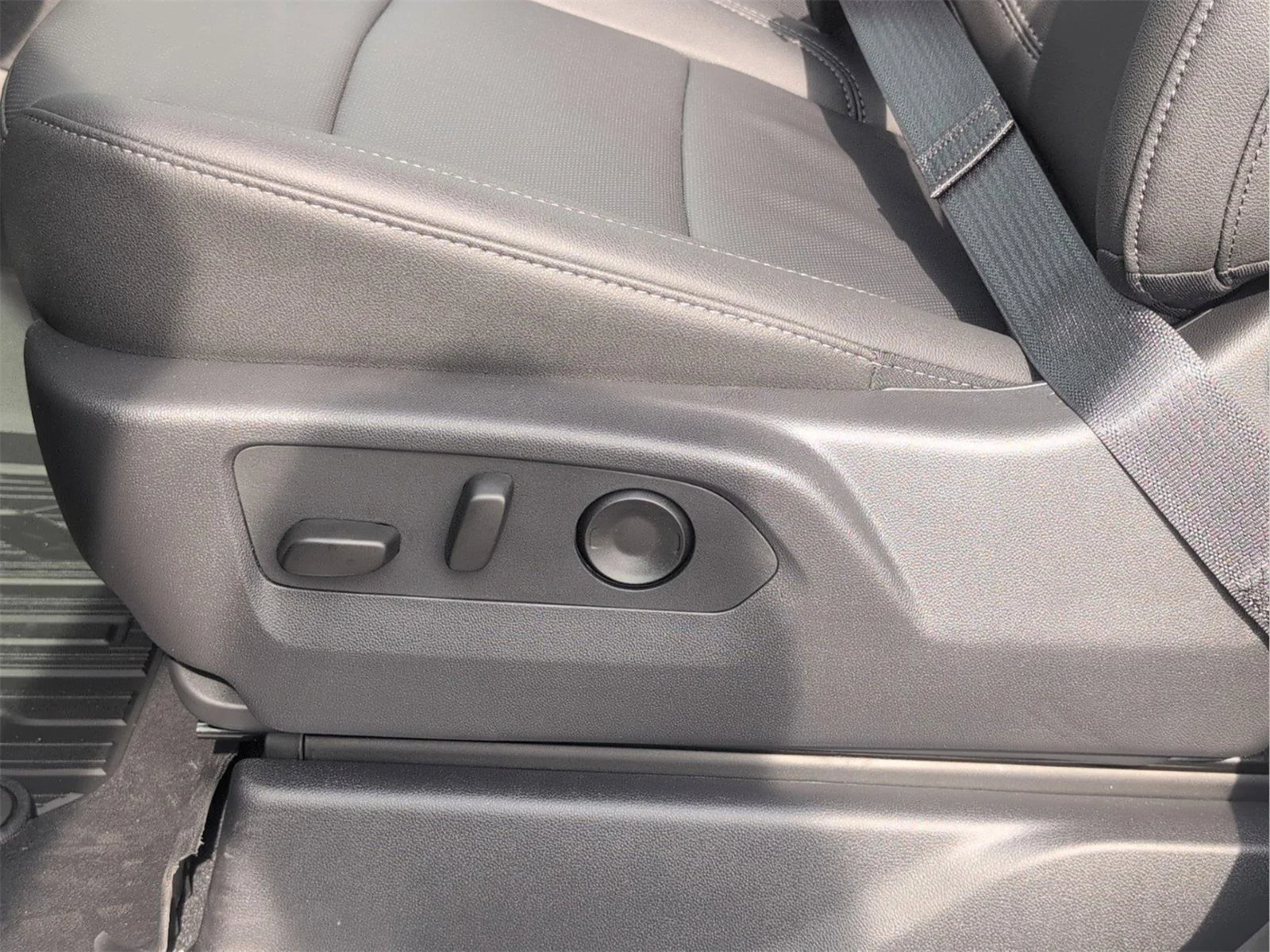 New 2026 Sterling Metallic GMC SLT image 29