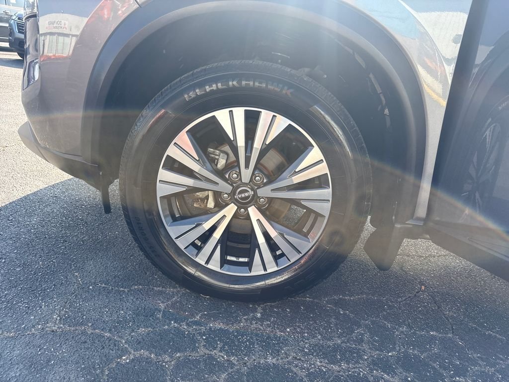 Used 2022 Gray Nissan SV image 10