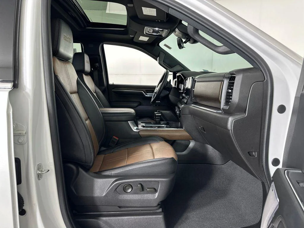 Used 2024 Pearl Chevrolet High Country image 16