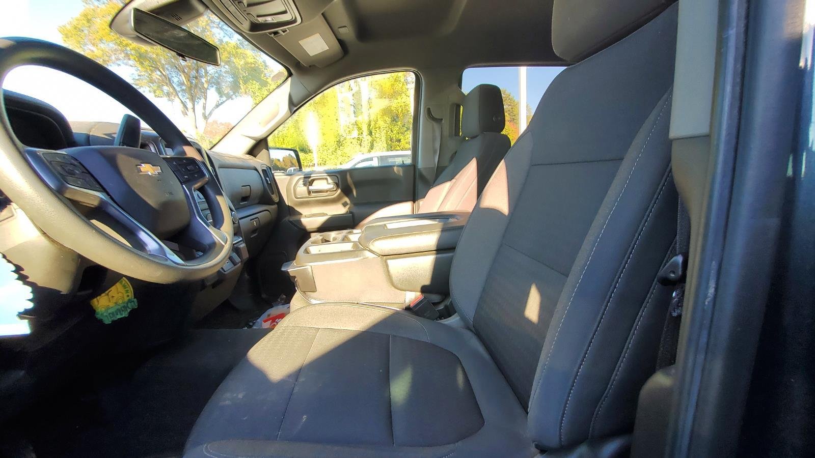 2022 Chevrolet Silverado 1500 Custom photo 2