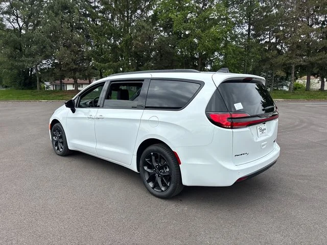 New 2027 Bright White Clear-Coat Exterior Paint Chrysler Limited image 4