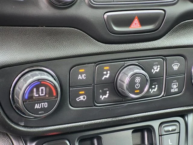 Used 2018  GMC SLE image 21