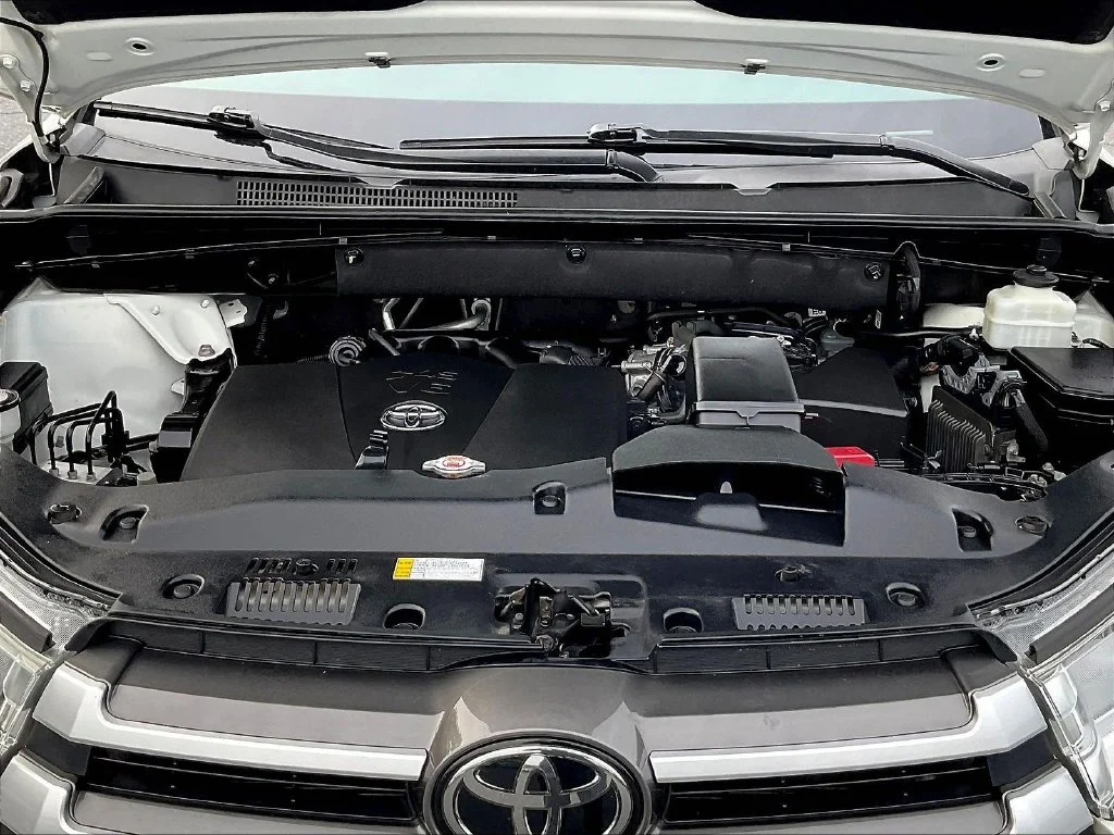 Used 2019 White Toyota XLE image 33