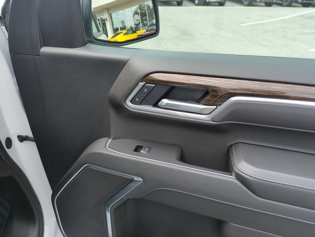 Used 2025 White GMC Elevation image 31