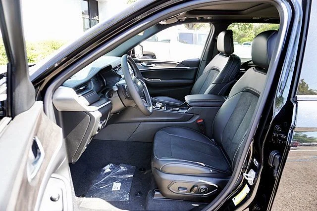 New 2026 Diamond Black Crystal Pearl-Coat Exterior Paint Jeep Altitude image 17